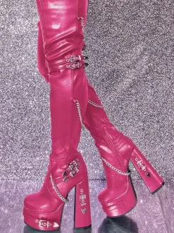 Bottes cuissardes noires gothiques pour femmes à plateforme et talons hauts avec détails métalliques.