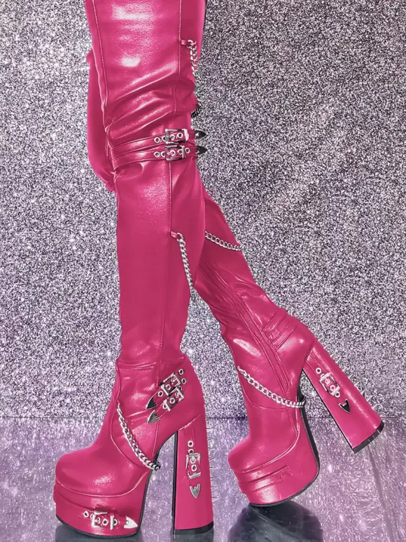 Bottes cuissardes noires gothiques pour femmes à plateforme et talons hauts avec détails métalliques.