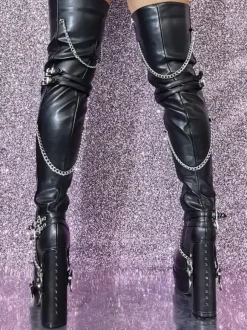 Bottes cuissardes noires gothiques pour femmes à plateforme et talons hauts avec détails métalliques.