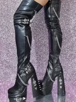Bottes cuissardes noires gothiques pour femmes à plateforme et talons hauts avec détails métalliques.