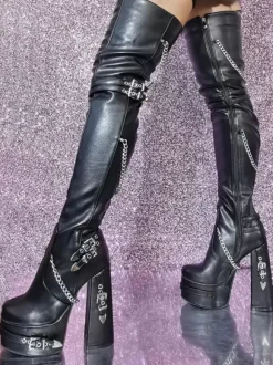 Bottes cuissardes noires gothiques pour femmes à plateforme et talons hauts avec détails métalliques.