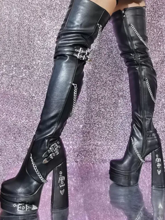 Bottes cuissardes noires gothiques pour femmes à plateforme et talons hauts avec détails métalliques.