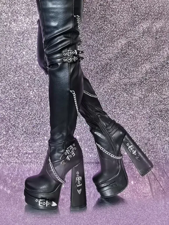 Bottes cuissardes noires gothiques pour femmes à plateforme et talons hauts avec détails métalliques.
