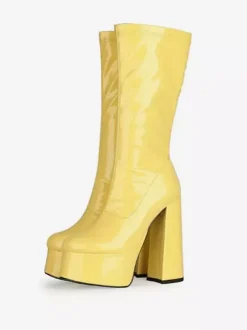 Bottes Gogo jaunes à plateforme et talon compensé en cuir verni brillant.