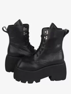 Bottes gothiques Lolita avec 艙illets noirs bout carré métallique chaussures Lolita en cuir PU