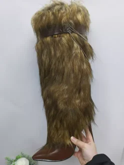 Bottes hautes noires en fausse fourrure à bout pointu et détails de chaîne