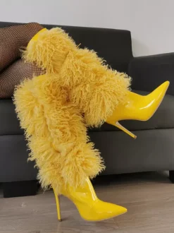 Bottes jaunes hautes en fausse fourrure à bout pointu et talons hauts