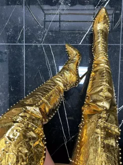 Bottes noires sexy à bout pointu et perles cuissardes