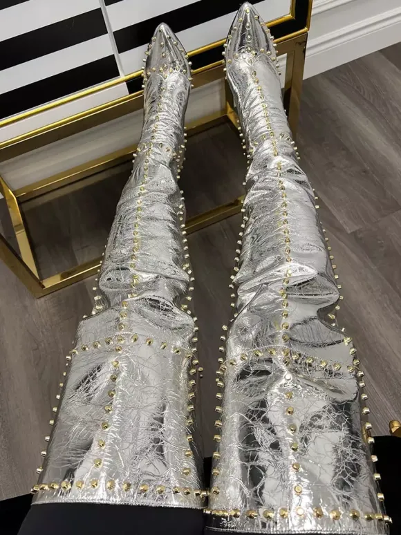 Bottes noires sexy à bout pointu et perles cuissardes