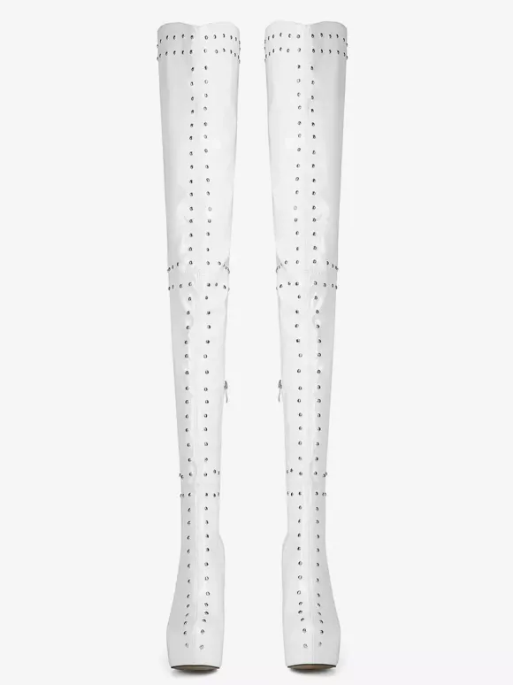 Bottes blanches à talons hauts et cuissardes à plateforme et talons aiguilles cloutés