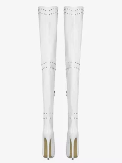 Bottes blanches à talons hauts et cuissardes à plateforme et talons aiguilles cloutés