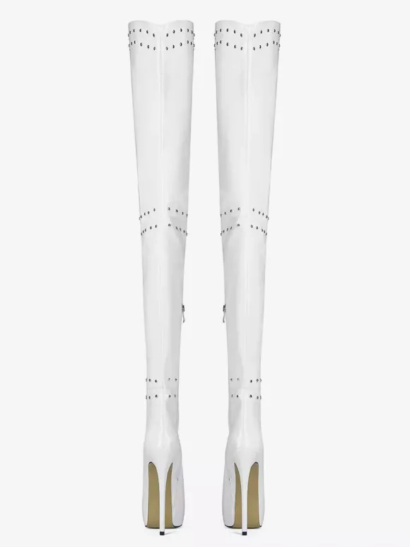 Bottes blanches à talons hauts et cuissardes à plateforme et talons aiguilles cloutés