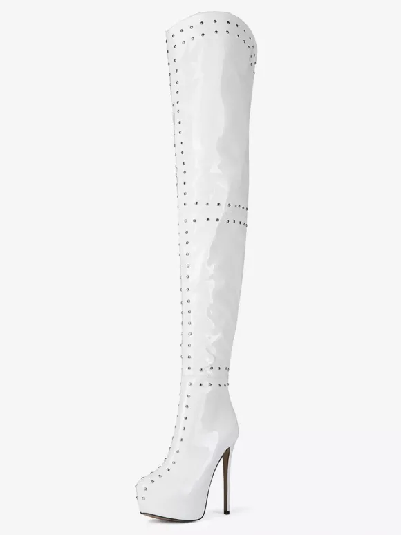 Bottes blanches à talons hauts et cuissardes à plateforme et talons aiguilles cloutés