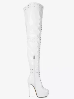 Bottes blanches à talons hauts et cuissardes à plateforme et talons aiguilles cloutés