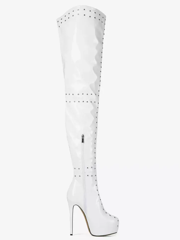 Bottes blanches à talons hauts et cuissardes à plateforme et talons aiguilles cloutés