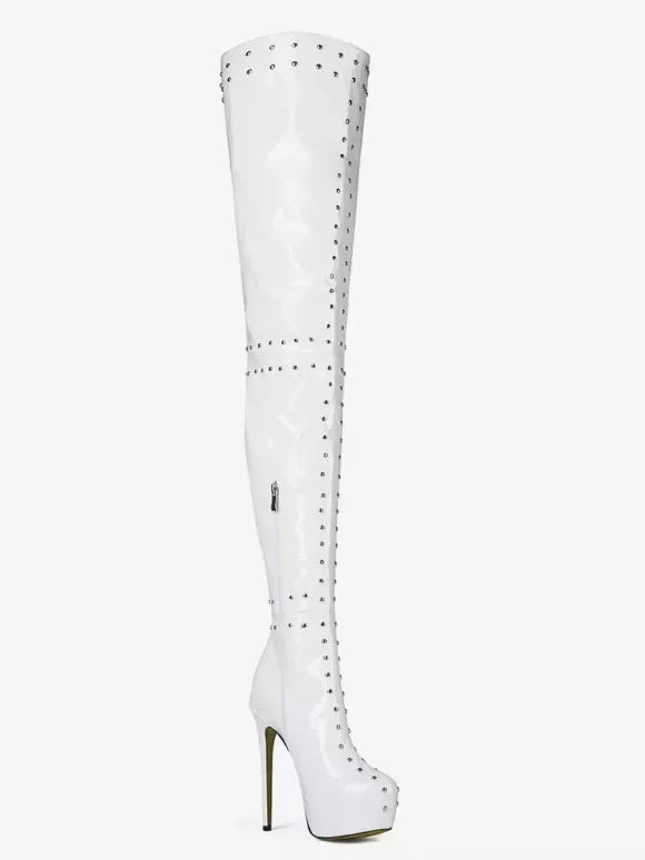 Bottes blanches à talons hauts et cuissardes à plateforme et talons aiguilles cloutés