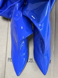 Bottes cuissardes bleues à bout pointu et talons hauts élastiques