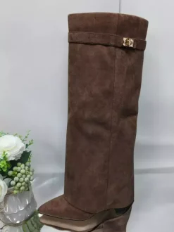 Bottes hautes en daim abricot à bout pointu avec boucle et fermeture éclair et talon épais