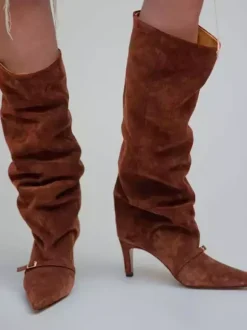 Bottes hautes en daim à bout pointu et boucle à talon moyen