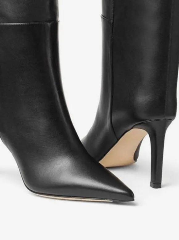 Bottes hautes noires à bout pointu avec détails en métal et talons hauts à tige droite