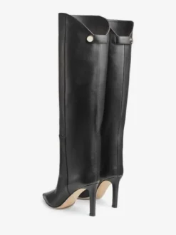 Bottes hautes noires à bout pointu avec détails en métal et talons hauts à tige droite