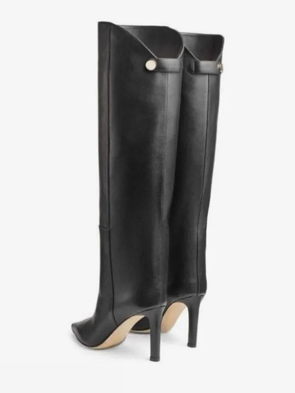 Bottes hautes noires à bout pointu avec détails en métal et talons hauts à tige droite