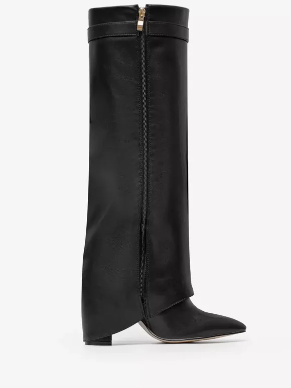 Bottes hautes noires à talons épais et bout pointu avec boucle et rabat