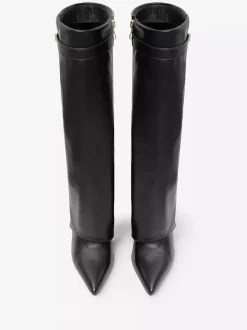 Bottes hautes noires à talons épais et bout pointu avec boucle et rabat