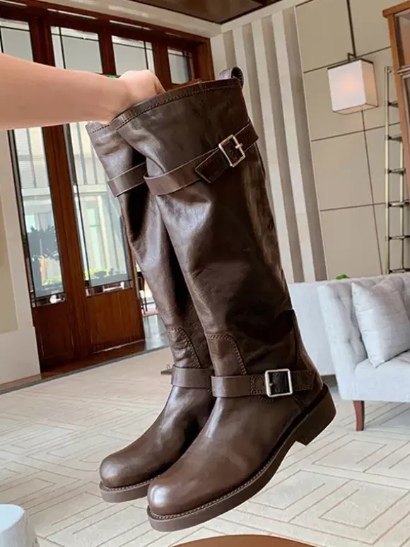Bottes hautes plates marron à bout rond et boucle