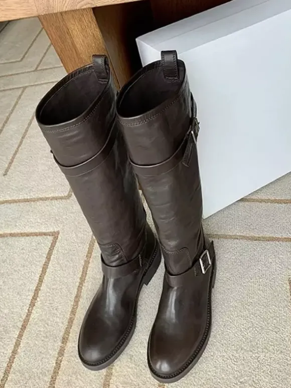 Bottes hautes plates marron à bout rond et boucle