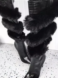 Bottes noires au-dessus du genou avec détails en fausse fourrure et talons hauts Bottes sexy au-dessus du genou