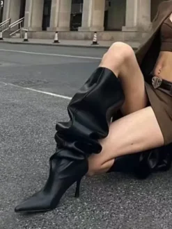 Bottes noires souples à talons hauts et bout pointu