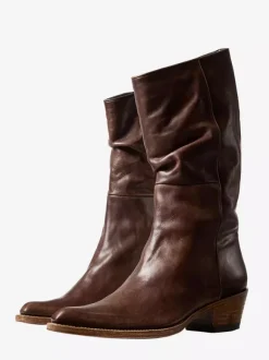 Bottes plates noires à bout pointu et froncées mi-mollet