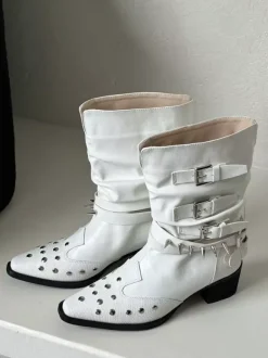 Bottines blanches à bout carré pour femme ornées de perles et d'une boucle.