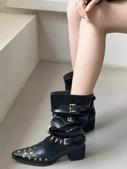 Bottines blanches à bout carré pour femme ornées de perles et d'une boucle.