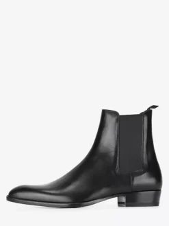 Bottines Chelsea noires pour homme bout rond à enfiler.