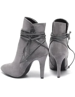 Bottines courtes à lanières à bout pointu en daim noir