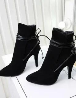 Bottines courtes à lanières à bout pointu en daim noir