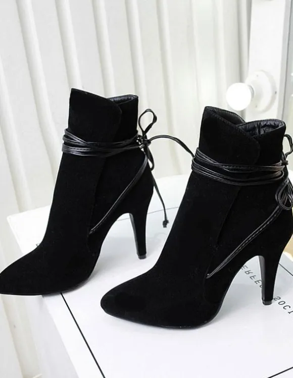 Bottines courtes à lanières à bout pointu en daim noir