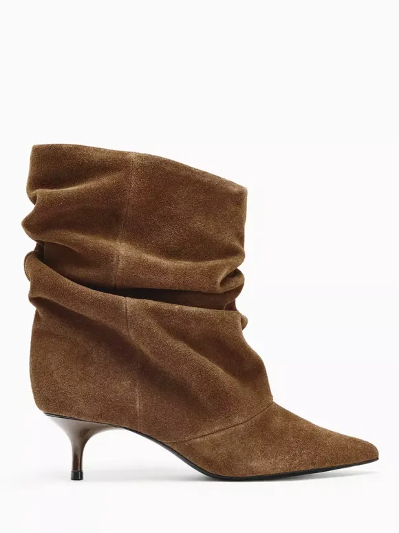 Bottines en daim à bout pointu et talon chaton