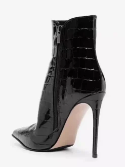 Bottines noires à bout pointu et talons hauts avec motif pierre