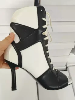 Bottines noires à lacets et bout ouvert pour femme