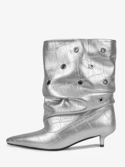 Bottines argentées à petits talons bout pointu et découpes à la cheville