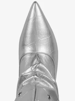 Bottines argentées à petits talons bout pointu et découpes à la cheville