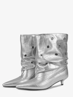 Bottines argentées à petits talons bout pointu et découpes à la cheville