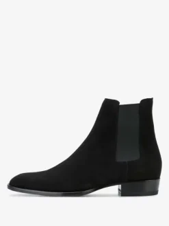 Bottines Chelsea pour homme en daim noir à enfiler bout pointu style britannique.