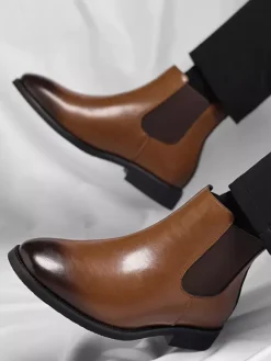 Bottines Chelsea pour homme à petit talon bout pointu et bout dégradé.