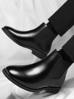 Bottines Chelsea pour homme à petit talon bout pointu et bout dégradé.
