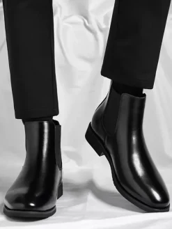 Bottines Chelsea pour homme à petit talon bout pointu et bout dégradé.