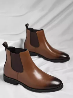 Bottines Chelsea pour homme à petit talon bout pointu et bout dégradé.